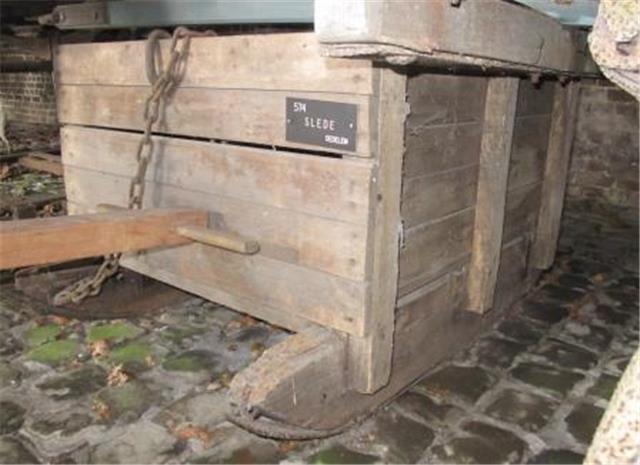 Slede met houten glijbomen en vaste zijborden, Karrenmuseum Essen